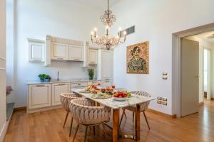 eine Küche mit einem Tisch und einer Obstschale darauf in der Unterkunft Maison Mirò with private parking in Lucca