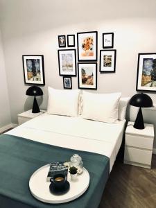 een slaapkamer met een bed en een dienblad bij Apartamentos Élite - Art Collection - Vincent in Merida