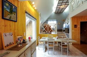 Una cocina con una mesa y sillas en una habitación. en La rose des champs, en Ramerupt