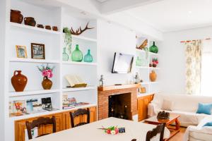 a living room with white walls and a fireplace at El Patio de los Naranjos in Guadalupe