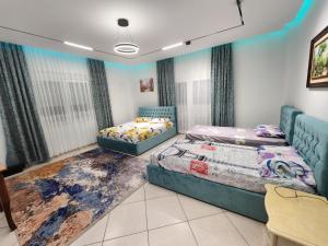 1 dormitorio con 2 camas y sofá en Tirana Class House, en Tirana