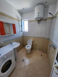 Baño pequeño con aseo y lavamanos en Tirana Class House en Tirana