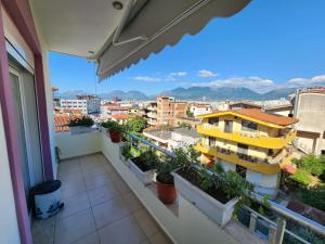 balcón con vistas a la ciudad en Tirana Class House en Tirana