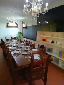科里亞諾的住宿－Villa con Piscina，用餐室配有长桌、椅子和吊灯