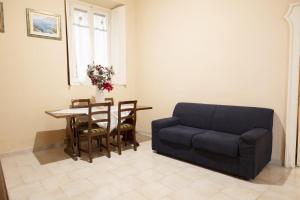 sala de estar con sofá y mesa en Casina modesta, en Somma Lombardo
