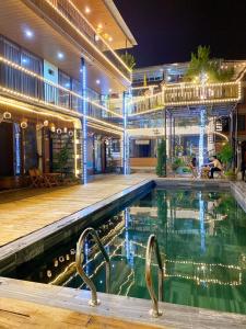 una piscina frente a un edificio por la noche en Nắng Homestay, en Tam Ðảo