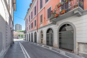 eine leere Straße in einer Stadt mit Gebäuden in der Unterkunft OR34 Sesto San Giovanni- Bright House - in Sesto San Giovanni