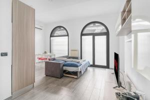 1 Schlafzimmer mit einem Bett, 2 Fenstern und einem TV in der Unterkunft OR34 Sesto San Giovanni- Bright House - in Sesto San Giovanni