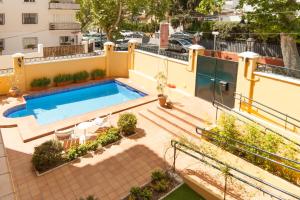 una vista aérea de una piscina en la parte superior de un edificio en Hotel Boutique Villa Lorena by Charming Stay Adults Recommended, en Málaga