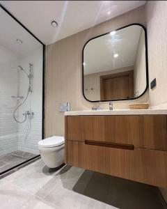 bagno con lavandino, servizi igienici e specchio di Bodrum Golf Aparts a Bodrum City