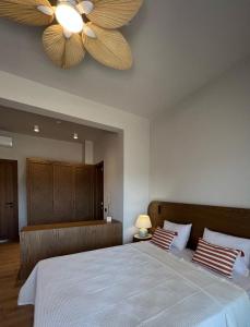 una camera con un grande letto e un ventilatore a soffitto di Bodrum Golf Aparts a Bodrum City