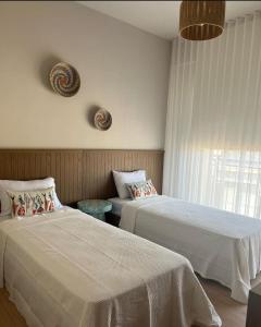 sypialnia z 2 łóżkami i oknem w obiekcie Bodrum Golf Aparts w Bodrum