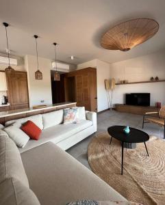 un soggiorno con divano bianco e tavolo di Bodrum Golf Aparts a Bodrum City