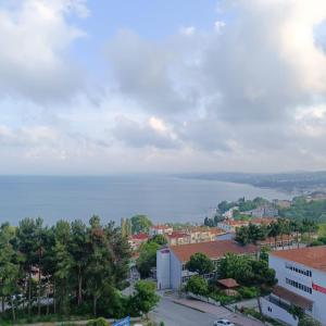 a view of the ocean from a city at evim pansiyon konaklama in Bostancılı