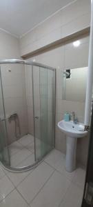 La salle de bains est pourvue d'une douche et d'un lavabo. dans l'établissement evim pansiyon konaklama, à Bostancılı