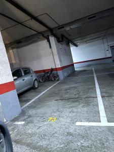 eine Parkgarage mit Autos und Fahrrädern, die darin geparkt sind in der Unterkunft Apartamento Lancelot in Arrecife