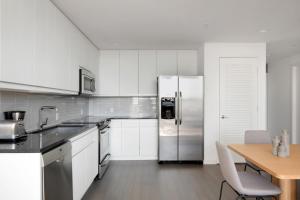 Kuchyň nebo kuchyňský kout v ubytování Hoboken 2BR w Doorman Gym WD nr shuttle NYC-717
