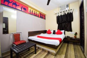 Una cama o camas en una habitación de OYO Hotel Vaishnavi