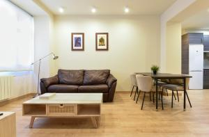 een woonkamer met een bank en een tafel bij MyHouseSpain - La Merced apartment in Gijón