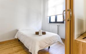 een slaapkamer met een bed en een raam bij MyHouseSpain - La Merced apartment in Gijón