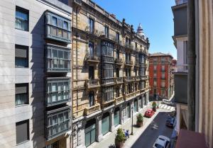 een appartementencomplex met balkons in een stadsstraat bij MyHouseSpain - La Merced apartment in Gijón