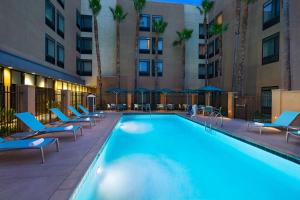 una piscina con tumbonas y un hotel en Springhill Suites by Marriott Anaheim Maingate en Anaheim