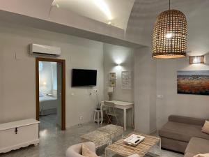 a living room with a couch and a television at Aljara Mezquita in Córdoba