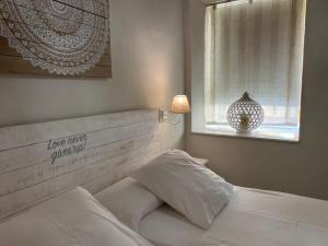 コルドバにあるAljara Mezquitaのベッドルーム(白いベッド1台、窓付)