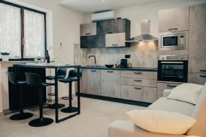 Virtuvė arba virtuvėlė apgyvendinimo įstaigoje Appartamento Moderno con SPA Privata eGiardino - Free WiFi