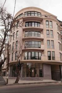 un gran edificio en la esquina de una calle en New & Stylish 1 bedroom apartment near Fabrika, en Tiflis