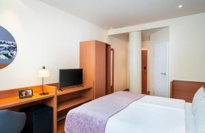 Postel nebo postele na pokoji v ubytování Leonardo Hotel Salzburg City Center + 20 fotografií