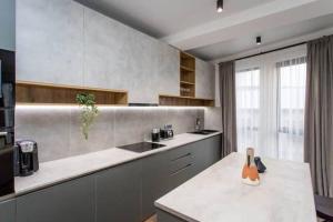 una cocina con encimera y fregadero. en New & Stylish 1 bedroom apartment near Fabrika, en Tiflis