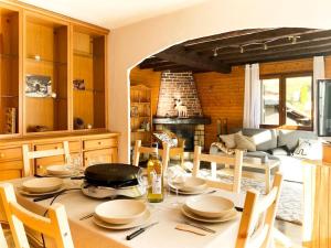 uma cozinha com uma mesa com cadeiras e uma lareira em Appartement au cœur de La Clusaz (50m des pistes) em La Clusaz