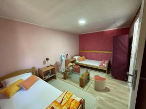 um quarto com uma cama e um quarto com um sofá em Petlov Konak em Mala Remeta