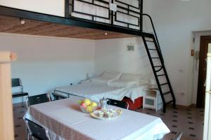 ヴィエトリにあるCasa Agneseのベッド1台、テーブル(フルーツボウル付)が備わる客室です。