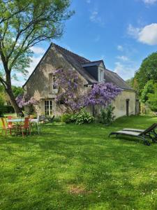 ヴィランドリーにあるGîte de la bergerieの紫の花の家
