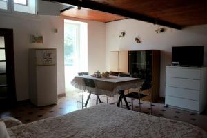 ヴィエトリにあるCasa Agneseのテーブル付きのキッチンが備わります。