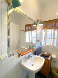 een badkamer met een wastafel en een spiegel bij Tierra del Sur in Conil de la Frontera