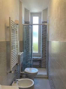 y baño con aseo, lavabo y ducha. en Terre d'aMare Liguria 2 en La Spezia