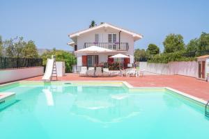 a large swimming pool in front of a house at Appartamento con vista su Noto in Noto