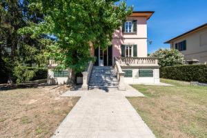 een huis met een trap voor een huis bij Villa Agnese Suites in Lucca