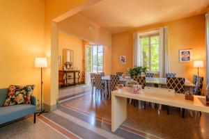 een woonkamer met een tafel en stoelen bij Villa Agnese Suites in Lucca