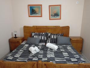 ein Bett mit zwei weißen Kissen darauf in der Unterkunft Etno Dušnik 