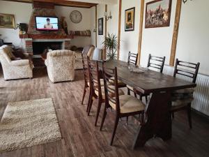 - une salle à manger avec une table et des chaises en bois dans l'établissement Etno Dušnik, 
