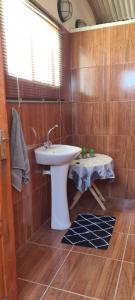 - Baño con lavabo y mesa en Kallabaskop Eco lodge, en Soebatsfontein