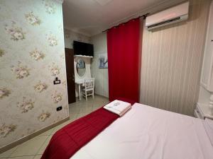 A bed or beds in a room at Hotel Tiffany