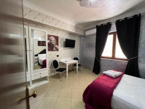 A bed or beds in a room at Hotel Tiffany