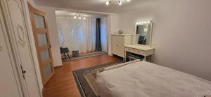 1 dormitorio con cama, tocador y espejo en Cotroceni Accommodations Upstairs, en Bucarest