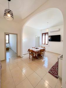 ein Esszimmer mit einem Tisch und einem Tisch in der Unterkunft Villa Cecita Holiday in Sellia Marina + 5 Fotos