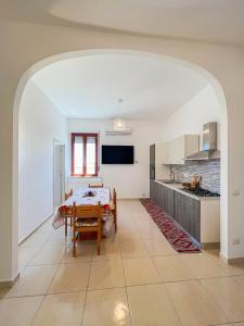 eine Küche mit Tisch und ein Esszimmer in der Unterkunft Villa Cecita Holiday in Sellia Marina